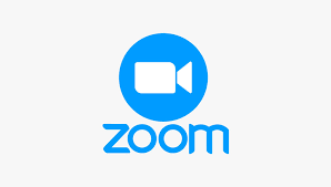 Logo aplikacji Zoom z niebieską kamerą w okręgu i napisem zoom poniżej